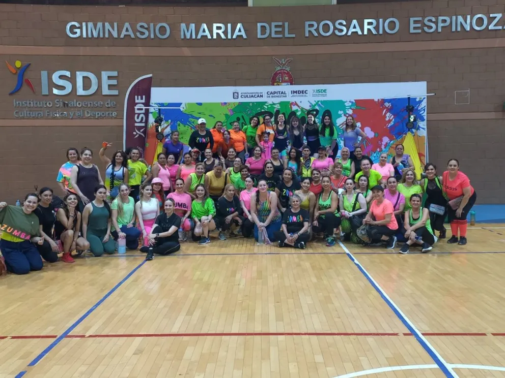 Con la participación de más de 100 zumberas, se realizó la Clase Masterclass de Zumba, misma que impartida por la instructora certificada, Natalie Barrera.