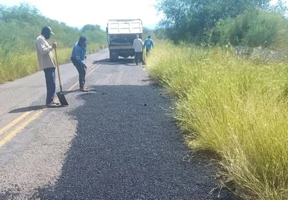 Realizan una serie de trabajos de bacheo en la carretera de Tetaroba. Foto: Cortesía