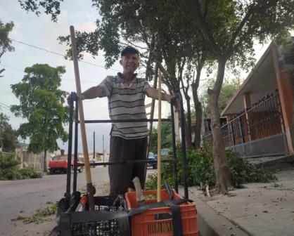 Juan Verdín se gana la vida podando árboles y en limpieza de terrenos en el sector 21 de Marzo en Culiacán