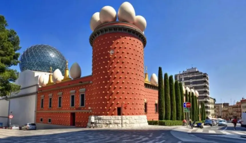 Descubriendo el surrealismo de Figueres, España