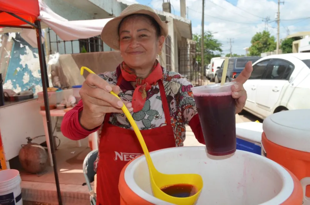 En el tianguis 5 de Febrero, Dorys coloca su mesa y sus cilindros de aguas frescas sobre la calle Paula Moreno, esquina con Juan de la Cabada. Fotos: Juan Madrigal