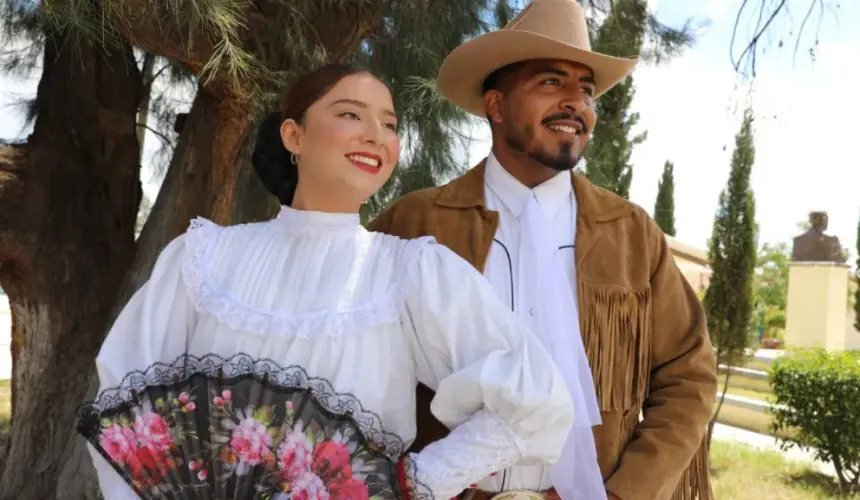 La colección consta de 5 mil trajes que son pieza clave para que los docentes en formación promuevan la cultura nacional en las escuelas. Foto: Cortesía