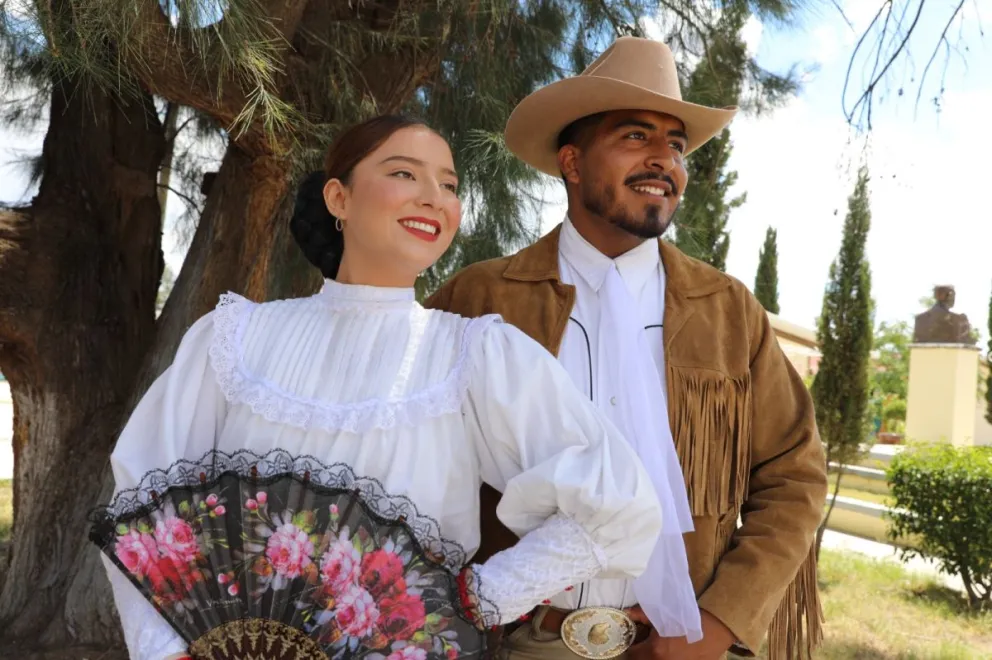 La colección consta de 5 mil trajes que son pieza clave para que los docentes en formación promuevan la cultura nacional en las escuelas. Foto: Cortesía