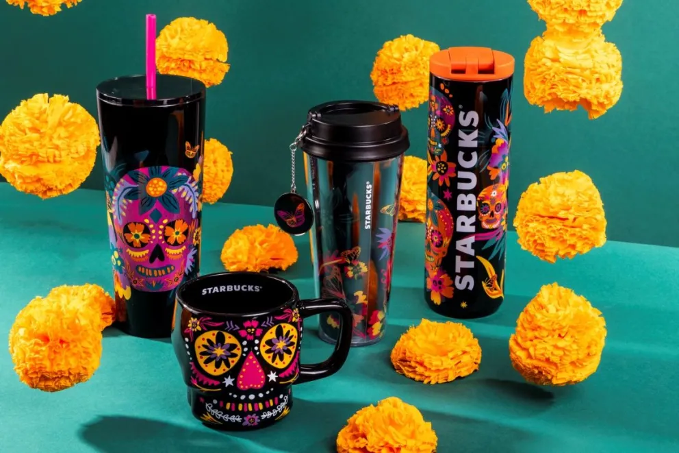 Los nuevos vasos de Starbucks para celebrar el Día de Muertos fueron lanzados a la venta desde el 2 de octubre. Foto: Starbucks México