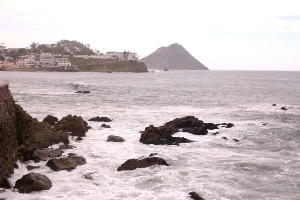 Mazatlán. Por condiciones climatológicas prevalece restricción a algunas zonas de playa.