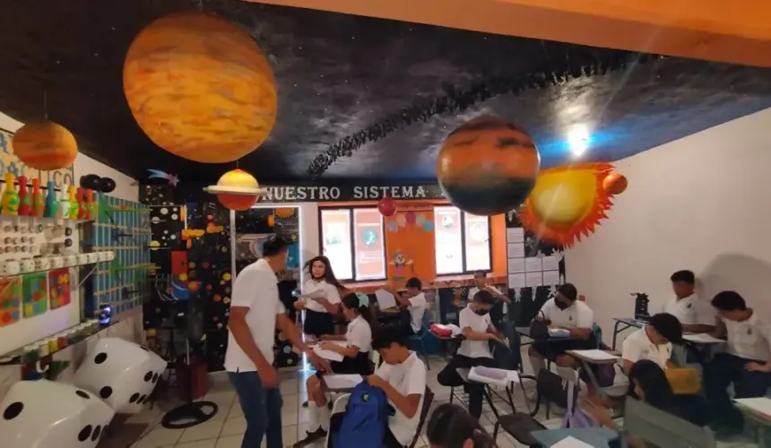 El profesor Víctor Hugo metió el sistema solar al aula en Guasave, Sinaloa