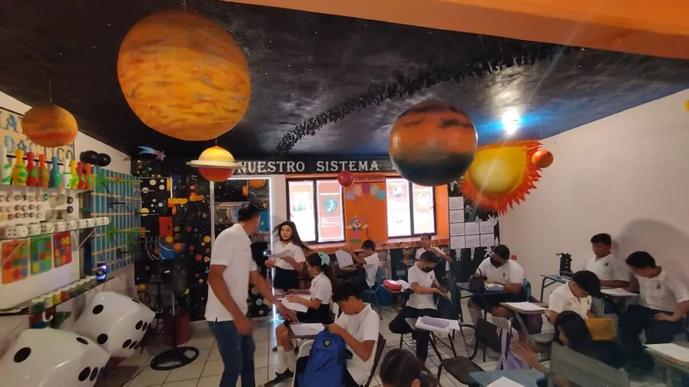 El profesor Víctor Hugo metió el sistema solar al aula en Guasave, Sinaloa
