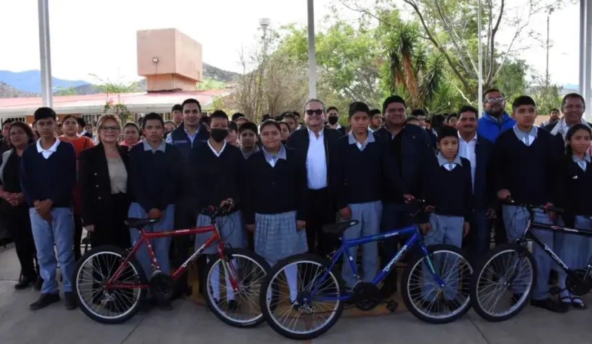 Entregan bicicletas a estudiantes de Querétaro para que puedan trasladarse a la escuela. Foto: Cortesía