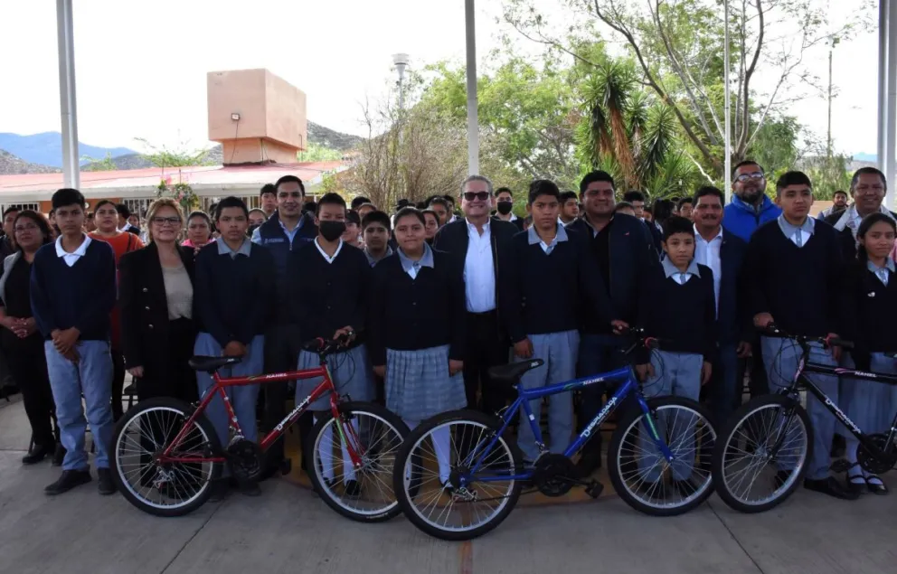 Entregan bicicletas a estudiantes de Querétaro para que puedan trasladarse a la escuela. Foto: Cortesía