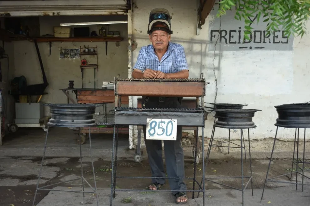 Por más de 40 años Santaella Abrajan, se dedicó a la carrocería de automóviles. Gracias a su trabajo logró sacar adelante a su familia. Asu 71 años disfruta realizar labores de soldadura. Fotos: Lino Ceballos