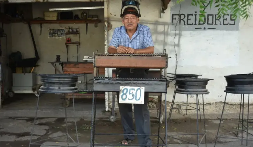 Por más de 40 años Santaella Abrajan, se dedicó a la carrocería de automóviles. Gracias a su trabajo logró sacar adelante a su familia. Asu 71 años disfruta realizar labores de soldadura. Fotos: Lino Ceballos