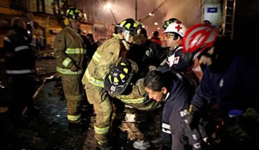 Bombero sonorense sobrevive a incendio y colapso de bodega en acto de valentía