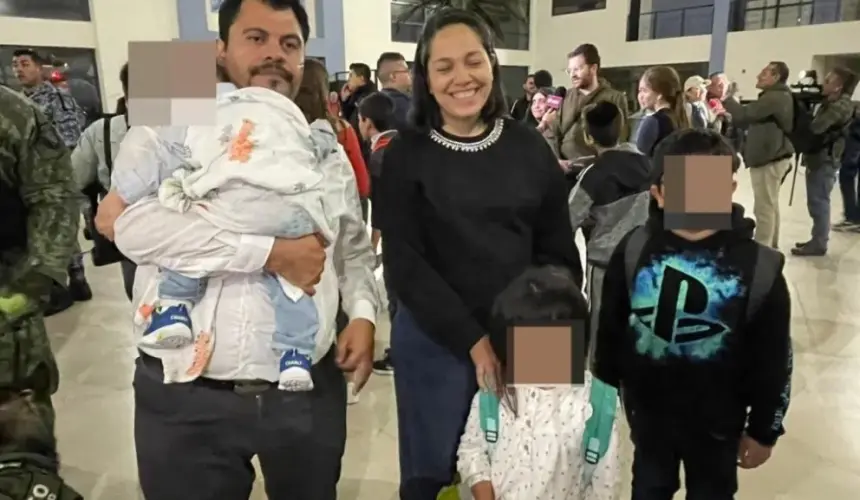 La familia fue recibida por personal del gobierno de Guanajuato en su llegada al AIFA. Foto: Cortesía