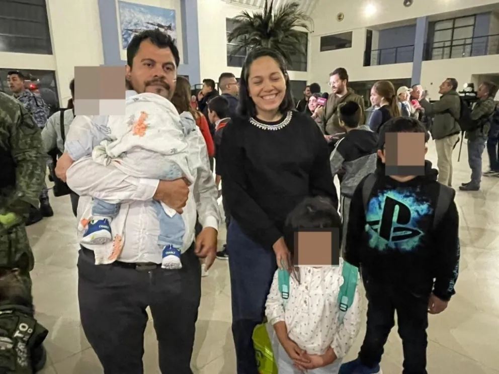 La familia fue recibida por personal del gobierno de Guanajuato en su llegada al AIFA. Foto: Cortesía