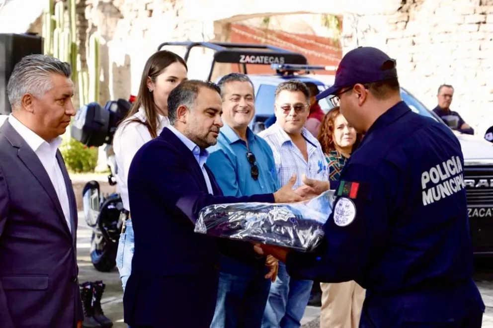 Entrega de uniformes y equipos a los policías del sur de Zacatecas. Foto: Cortesía.