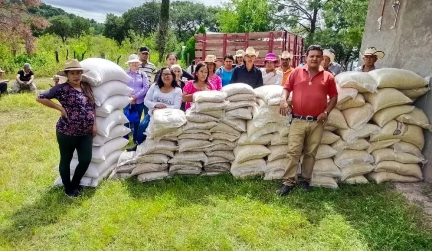 La entrega de los alimentos se efectuó en colaboración con personal de la presidencia de Chínipas, en Chihuahua. Foto: Cortesía