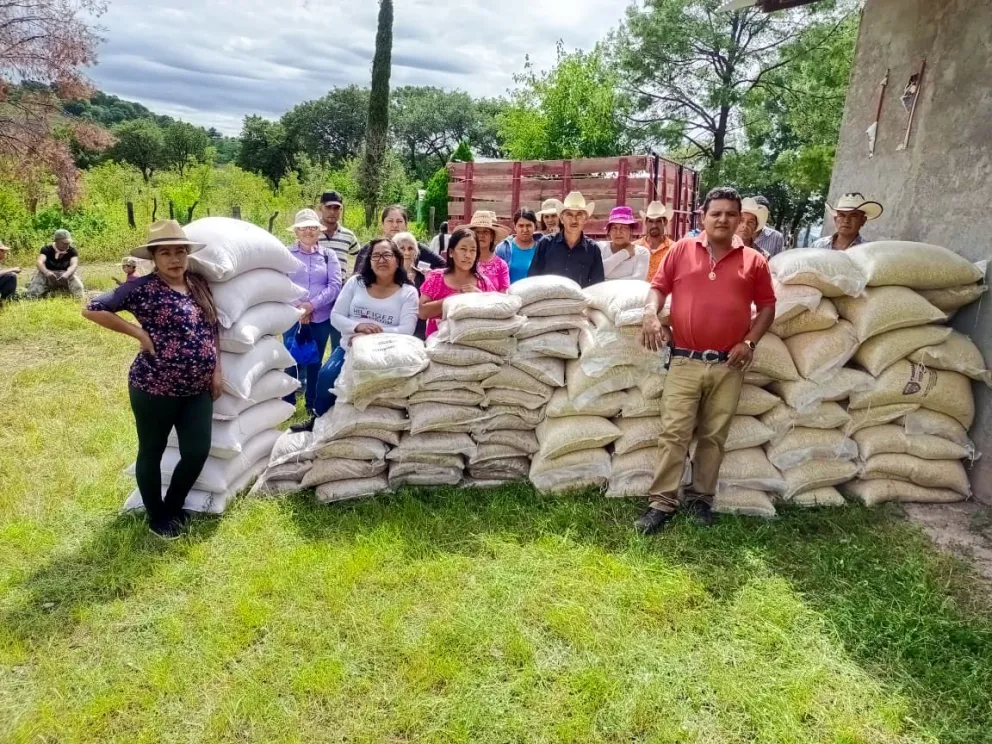 La entrega de los alimentos se efectuó en colaboración con personal de la presidencia de Chínipas, en Chihuahua. Foto: Cortesía