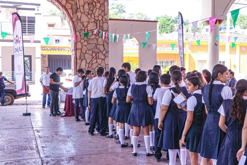 En Mazatlán inicia IMJU entrega de becas Proase del mes de septiembre.