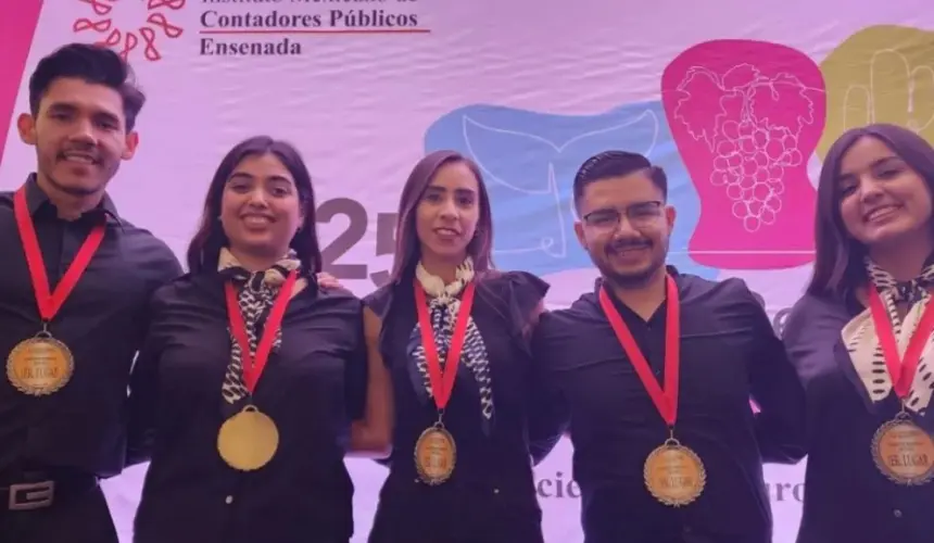 El equipo conformado por Daniela, Carlos, Jimena y Josué se llevó el primer lugar en la competencia celebrada en Ensenada. Foto: UAS