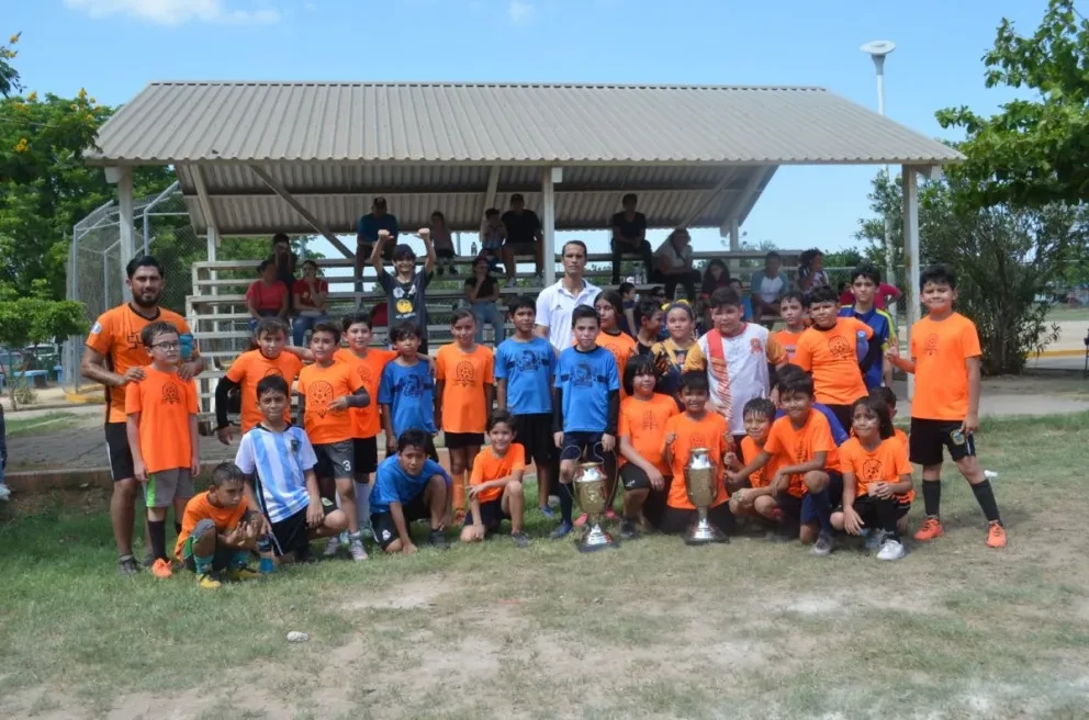 El futbol es una actividad que aporta beneficios para la salud y el desarrollo emocional de los niños y niñas que lo practican. Fotos: Juan Madrigal