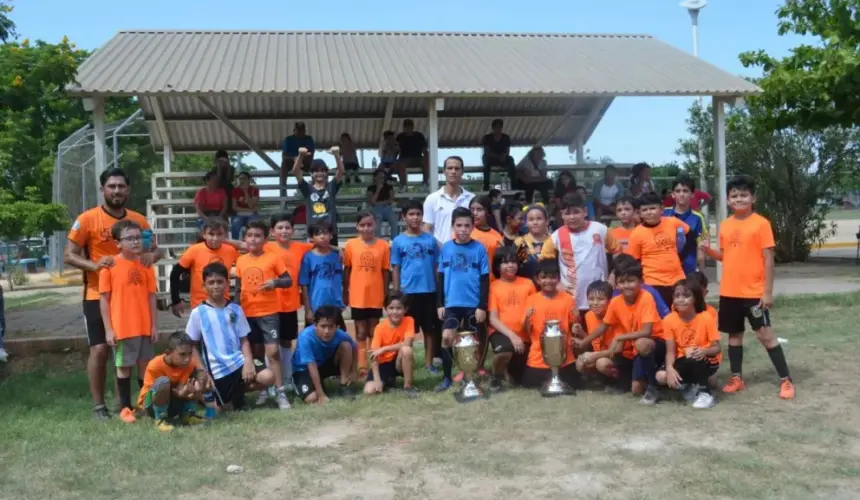 El futbol es una actividad que aporta beneficios para la salud y el desarrollo emocional de los niños y niñas que lo practican. Fotos: Juan Madrigal