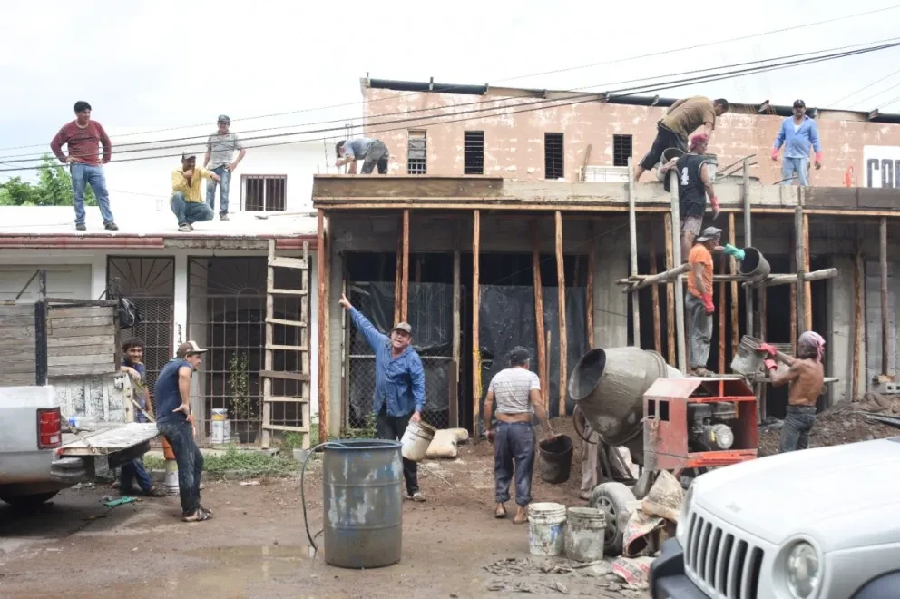Muchos albañiles en temporada de lluvia sufren la falta de empleos y se ven obligados a buscar otras alternativas para poder subsistir. Fotos: Lino Ceballo