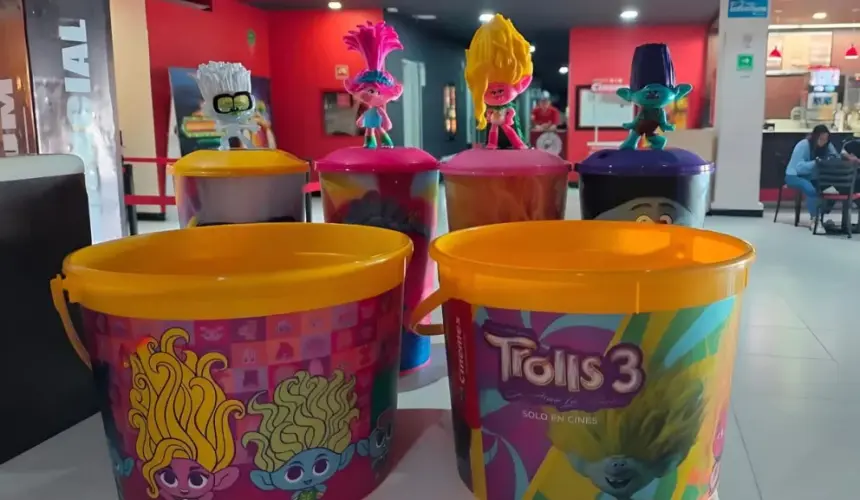 Vasos y cubetas palomeras de Trolls 3 en Cinemex. Foto: Coleccionando