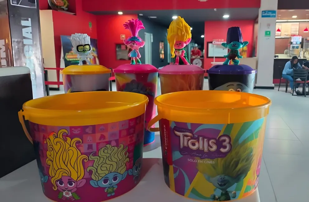 Vasos y cubetas palomeras de Trolls 3 en Cinemex. Foto: Coleccionando