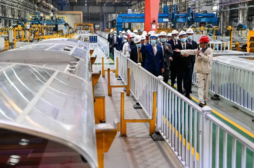 El gobernador, Samuel García supervisa el avance de los nuevos vagones del Metro de Nuevo León. Foto; Cortesía