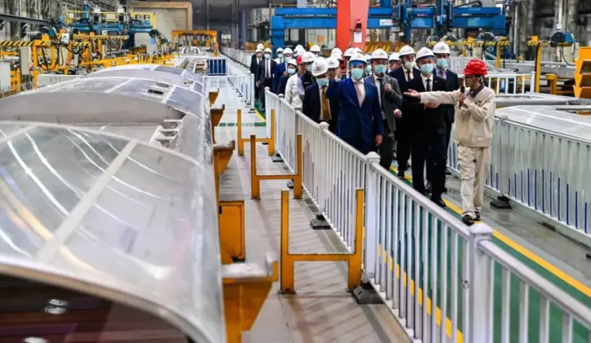 El gobernador, Samuel García supervisa el avance de los nuevos vagones del Metro de Nuevo León. Foto; Cortesía