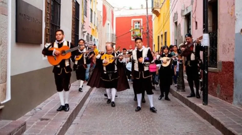 Exploración Nocturna: Las famosas Callejoneadas de Guanajuato