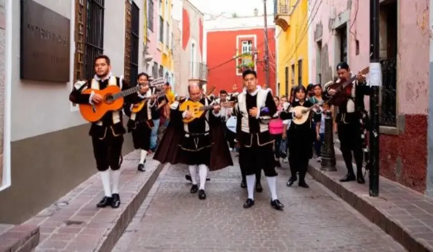 Exploración Nocturna: Las famosas Callejoneadas de Guanajuato