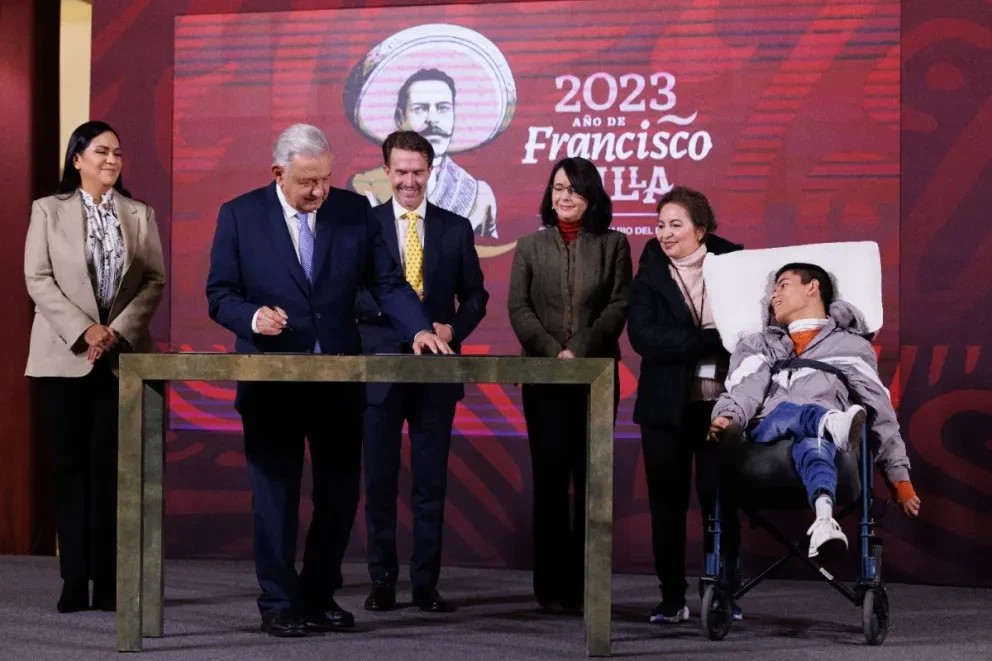 Anuncia estrategia para fabricar implementos médicos para personas con discapacidad.