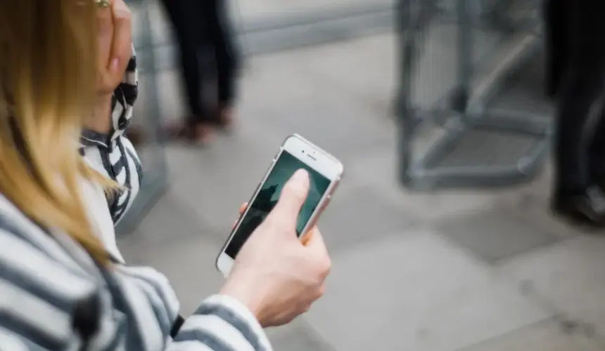 Samsung y Motorola suspenderán los bloqueos de celulares del mercado gris. Foto: John Tuesday 