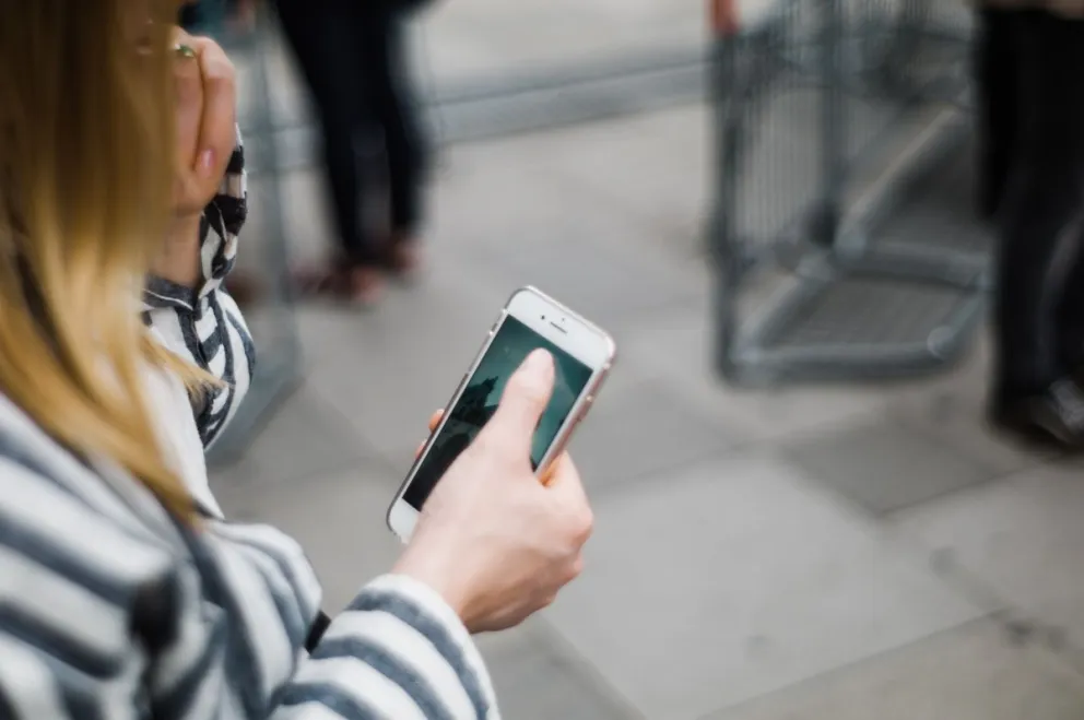 Samsung y Motorola suspenderán los bloqueos de celulares del mercado gris. Foto: John Tuesday 