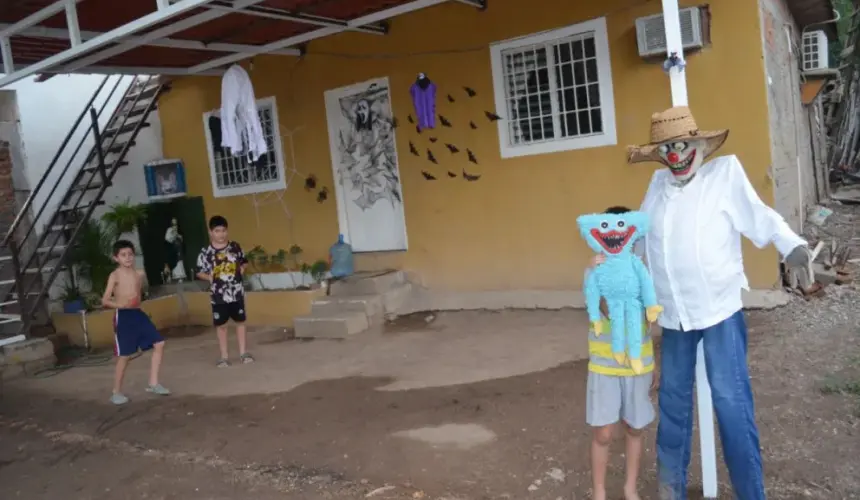 La casa adornada con estampados de temporada causa admiración en la colonia popular que se localiza al sur de Culiacán. Fotos: Juan Madrigal