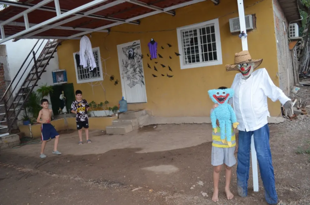 La casa adornada con estampados de temporada causa admiración en la colonia popular que se localiza al sur de Culiacán. Fotos: Juan Madrigal