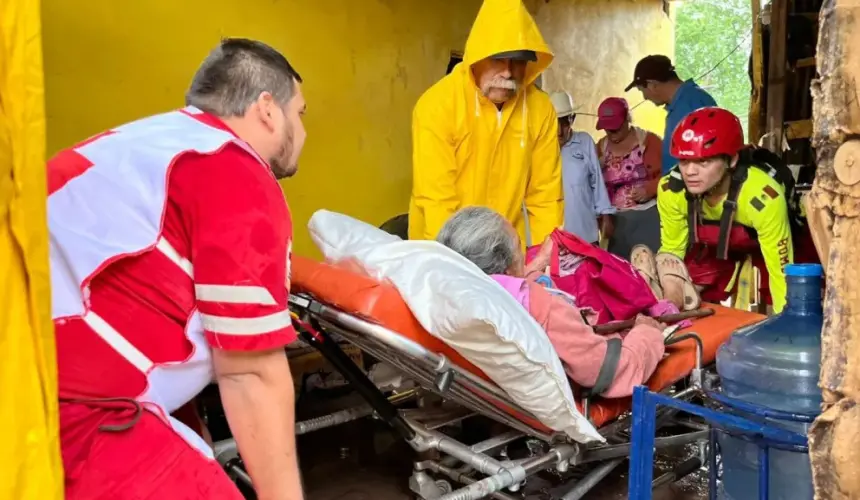 En Guamúchil, Sinaloa ponen a salvo a tres abuelitos tras el impacto de Norma