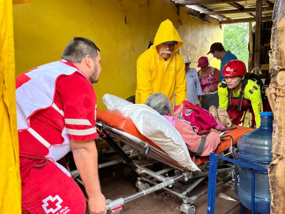 En Guamúchil, Sinaloa ponen a salvo a tres abuelitos tras el impacto de Norma