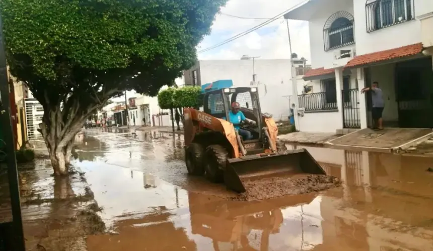 ¡Manos a la obra! Arrancan de labores de limpieza en zonas afectadas de Mazatlán