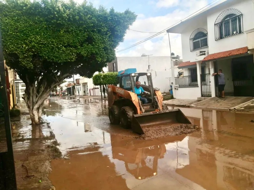 ¡Manos a la obra! Arrancan de labores de limpieza en zonas afectadas de Mazatlán