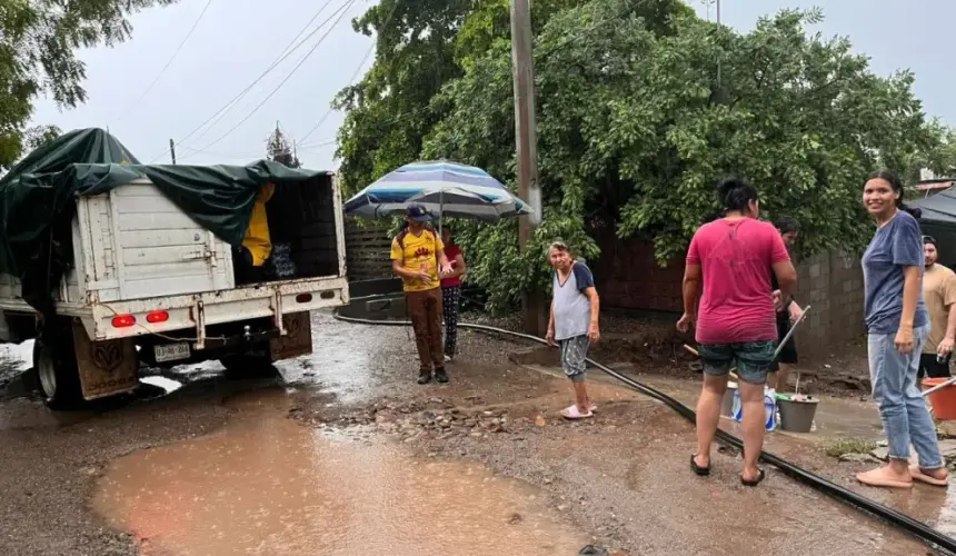 DIF Bienestar Culiacán, continúa con guardia activa, trabajando a través de los equipos de reacción inmediata ante las lluvias torrenciales ocasionadas por la tormenta Norma.