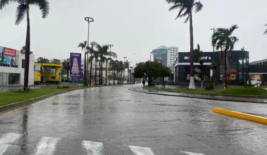 Cierran seis vialidades en Mazatlán al estar inundadas.