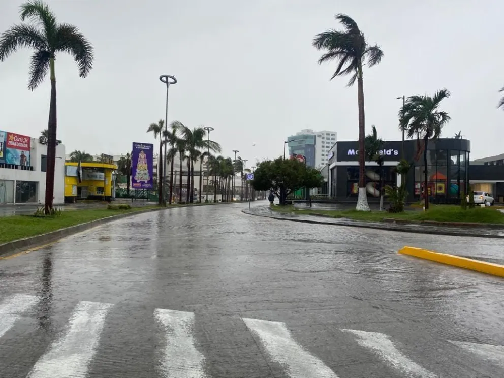 Cierran seis vialidades en Mazatlán al estar inundadas.