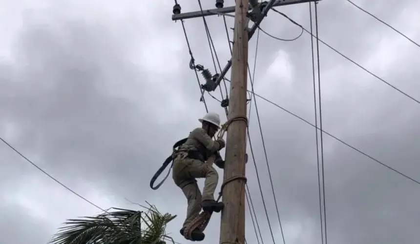 CFE. Ya hay energía eléctrica en el 79% de usuarios afectados en Sinaloa por Norma.