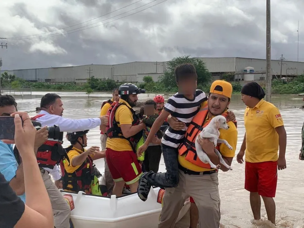 Protección Civil pone a salvo a personas de Villa Juárez, Navolato que se quedaron atrapadas por las lluvias