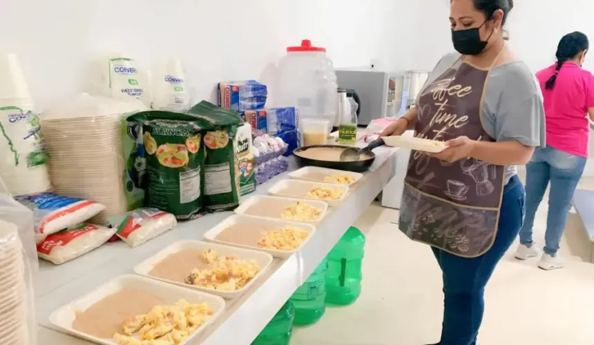 DIF Salvador Alvarado da alimentos y cobijo a personas afectadas por tormenta Norma.