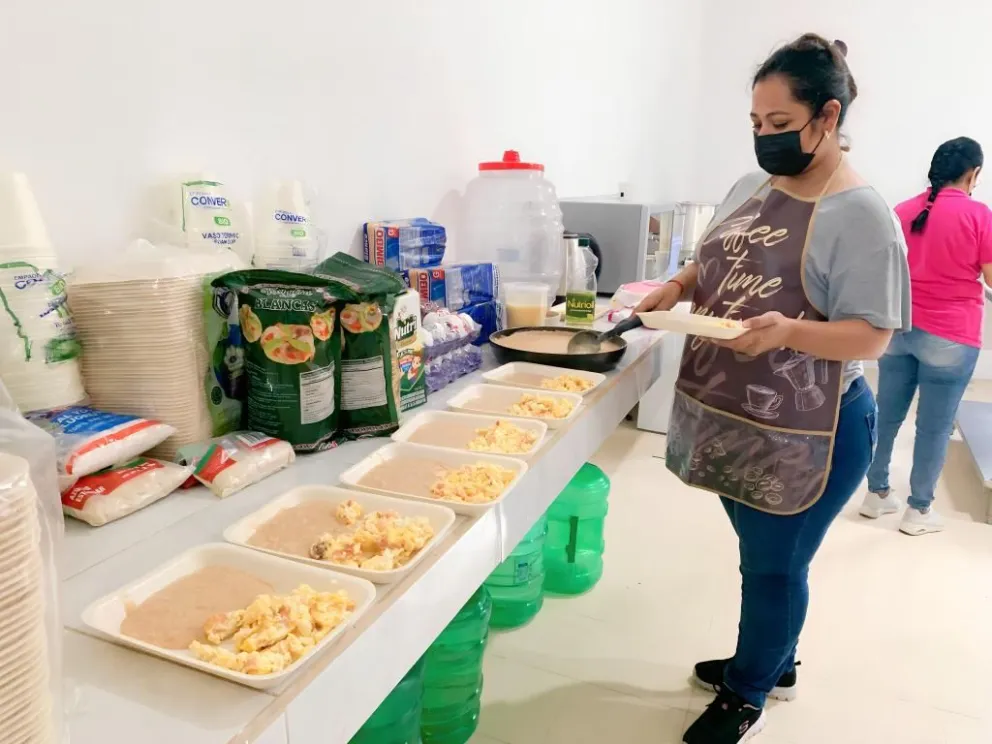 DIF Salvador Alvarado da alimentos y cobijo a personas afectadas por tormenta Norma.