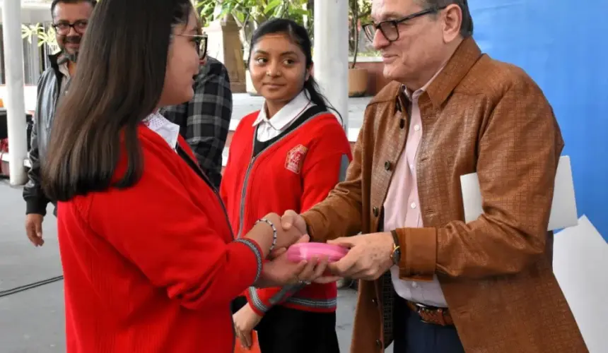 Entregan lentes a estudiantes de varios municipios de Querétaro. Foto: Cortesía