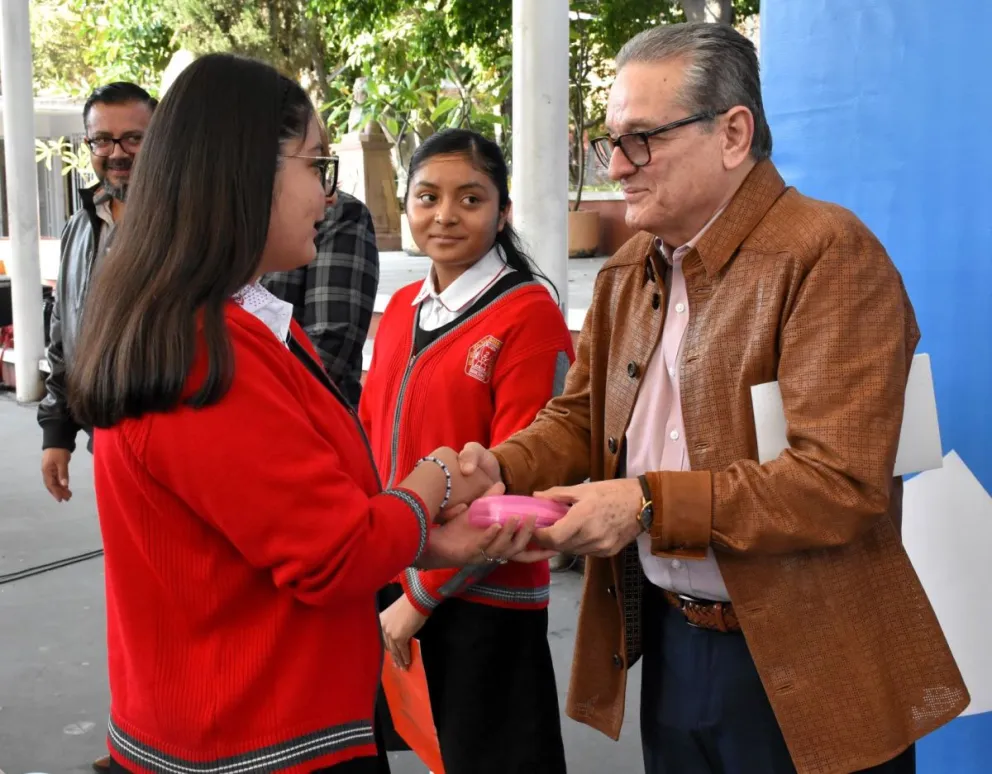 Entregan lentes a estudiantes de varios municipios de Querétaro. Foto: Cortesía